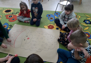Kontynuacja zabawy z kostką i sylwetą Mikołaja.