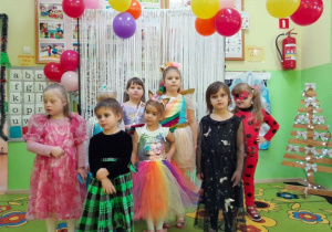 Dziewczynki prezentują swoje kostiumy karnawałowe.