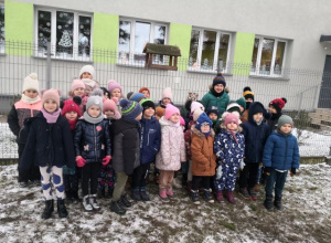 Przedszkolaki dokarmiają ptaki