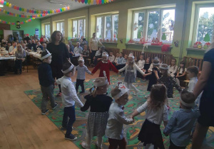 Dzieci młodsze tańczą w kole przy piosence