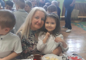Babcia z wnuczką siedzą przy stole
