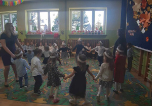 Dzieci z grupy młodszej podczas tańca w kole
