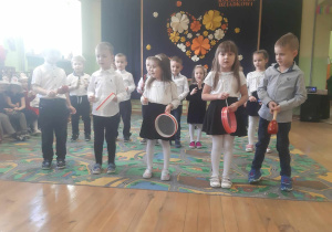 Dzieci z grupy starszaków podczas gry na instrumentach