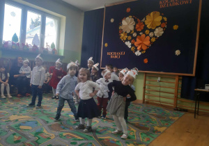 Dzieci podczas tańca z opaskami na głowie