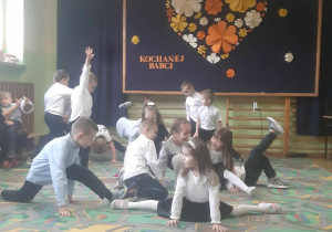 Dzieci podczas wykonywania pozy na koniec występu