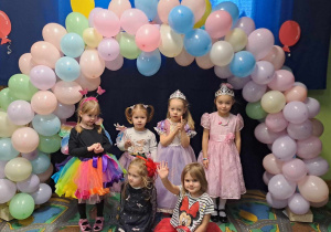 Dzieci pozują na ściance karnawałowej z balonów