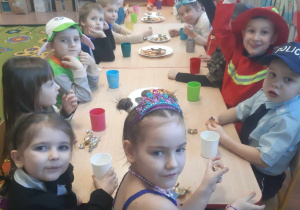 Dzieci w czasie poczęstunku w sali przedszkolnej