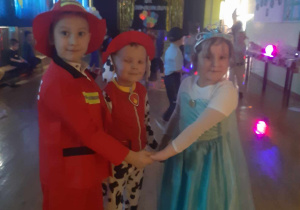 Dzieci w czasie zabawy karnawałowej na holu