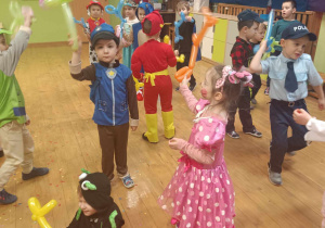 Dzieci z balonami na holu przedszkolnym