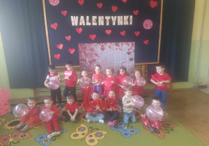 Dzieci z grupy 3-4 latków. W tle dekoracja.