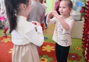 Dzieci podczas zabawy tanecznej "Narysuj serce".