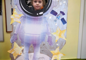Dziewczynka w fotobudce astronauty.