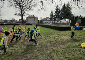 Dzieci podczas zabawy ruchowej "Raz, dwa, trzy, Marzanna patrzy!"