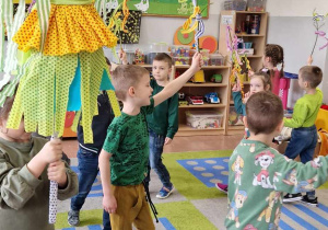 Dzieci tańczą wiosenny taniec z Marzanną na holu