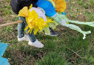 Dzieci wrzucają słomianą kukłę do wody