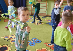 Dzieci tańczą wiosenny taniec z Marzanną na holu