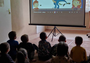 Dzieci oglądają film edukacyjny
