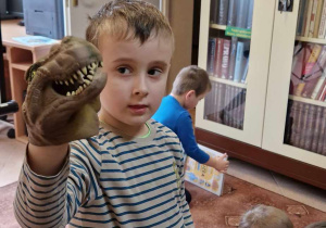 Chłopiec z pacynką dinozaura