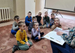 Bibliotekarka czyta dzieciom książkę