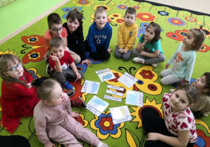 Dzieci podczas zabawy kołowej uczą się zwrotów określających zjawiska pogodowe w języku angielskim.