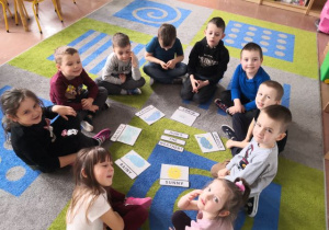 Przedszkolaki podczas zabawy kołowej uczą się zwrotów określających zjawiska pogodowe w języku angielskim.