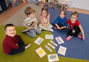 Przedszkolaki podczas zabawy kołowej uczą się zwrotów określających zjawiska pogodowe w języku angielskim.
