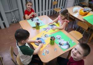 Dzieci wykonują pracę plastyczną "Marcowa pogoda".