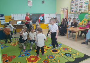 Dzieci na tle dekoracji prezentują scenkę dla mam.