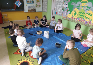 Dzieci zakładają hodowlę owsa.