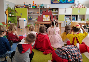 Dzieci oglądają teatrzyk