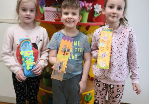 Przedszkolaki prezentują prace na konkurs plastyczny "Zakładka do książki".
