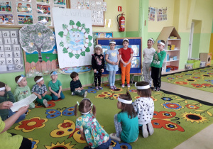 Dzieci oglądają scenkę o żywiołach prezentowaną przez starszaków.
