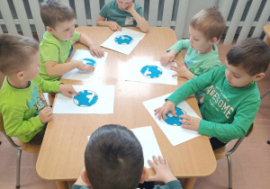 Dzieci podczas pracy plastycznej przy stoliku