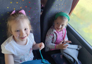 Dzieci siedzą w autobusie