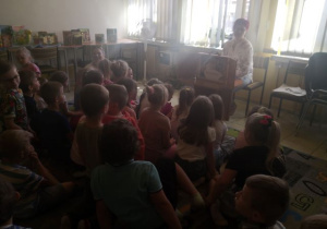 Przedszkolaki słuchają legendy w formie teatrzyku kamishibai pt. "Złota Kaczka".