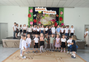 Przedszkolaki śpiewają piosenki.