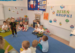 Dzieci podczas zabawy kołowej