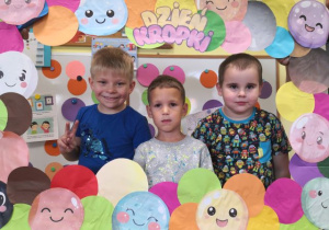 Chłopcy pozują do zdjęcia w fotobudce z okazji "Dnia Kropki".