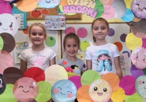 Dziewczynki pozują do zdjęcia w fotobudce z okazji "Dnia Kropki".