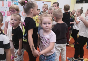 Przedszkolaki podczas zabaw tanecznych.