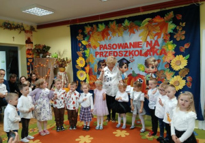 Dzieci podczas składania śubowania.