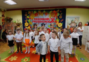Grupa 5,6-latków podczas śpiewania piosenki.