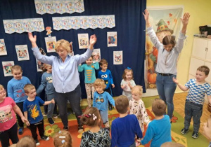 Przedszkolaki śpiewają piosenkę "Prawa Dziecka".