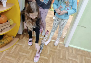 Dziewczynki ustawiają buty.