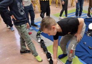Dzieci podczas wróżby ustawiania butów.