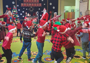 Dzieci w kole w czasie zabawy z Mikołajem