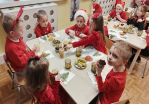 Przedszkolaki podczas słodkiego poczęstunku.