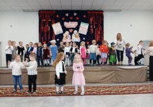 Przedszkolaki prezentują pokaz mody dla babci i dziadka.