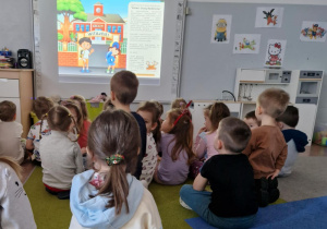 Dzieci oglądają prezentację na tablicy interaktywnej