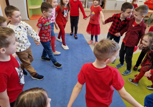 Dzieci w czasie zabawy kołowej